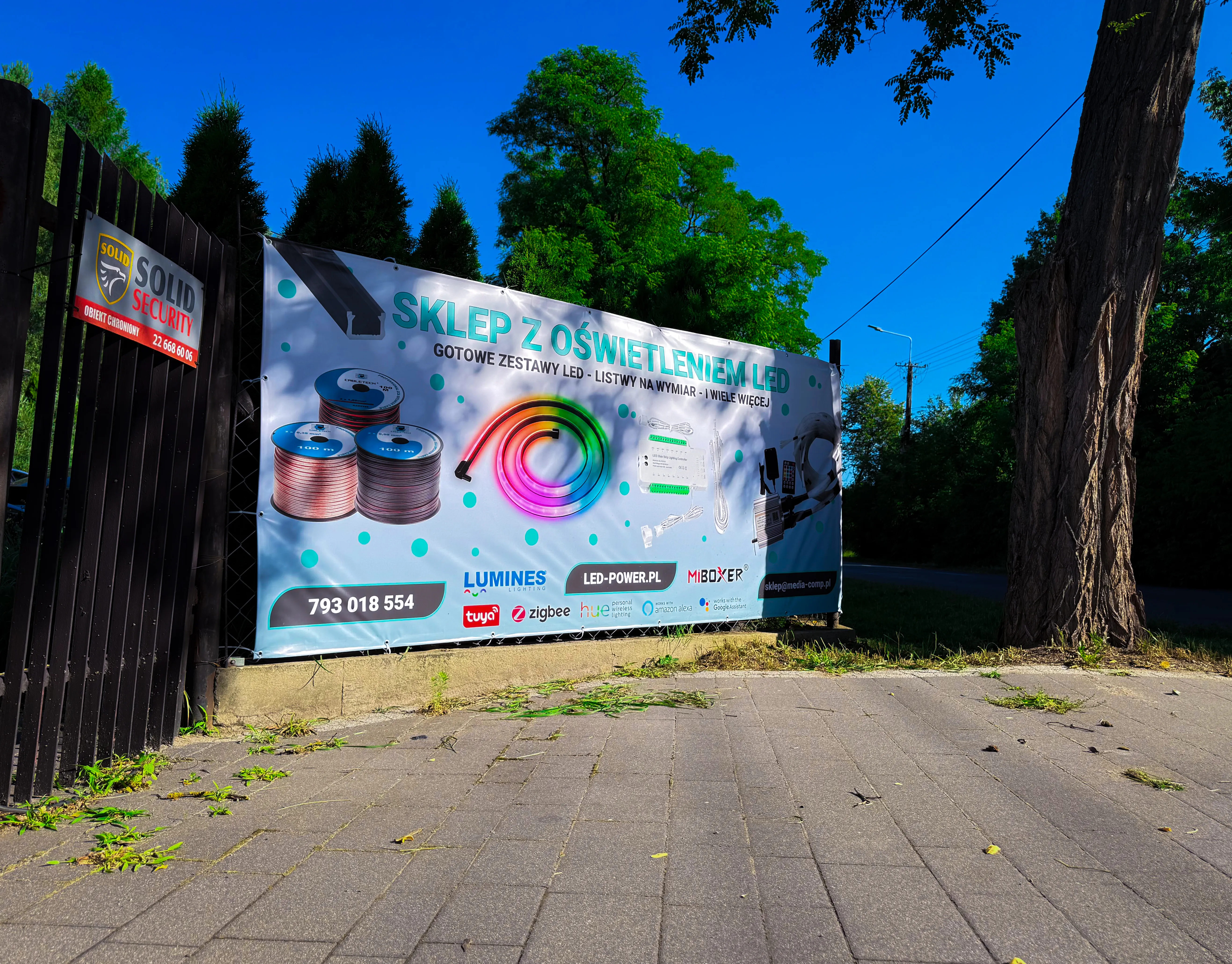 Large-format fence banner for hurtownialed.com